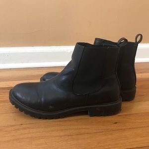 Blundtstone style urban outfitters black booties